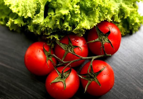 Tomatos and green salad - Zdjęcie, obraz