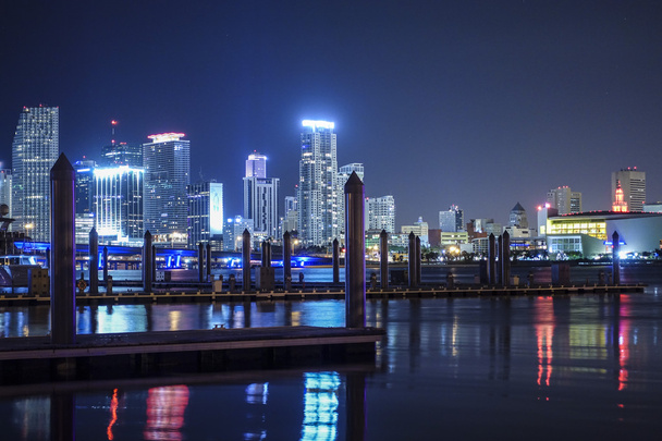 Kolorowy Miami skyline w nocy - Zdjęcie, obraz