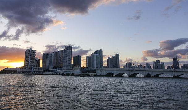 Στον ορίζοντα Miami Downtown στο ηλιοβασίλεμα - Φωτογραφία, εικόνα