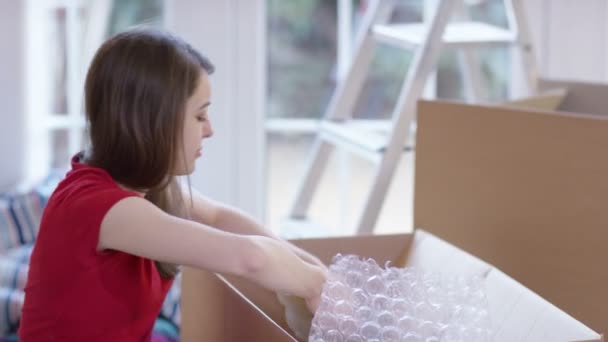 woman unpacking boxes - Video