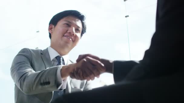  hombre de negocios estrechando la mano con su socio de negocios
 - Metraje, vídeo