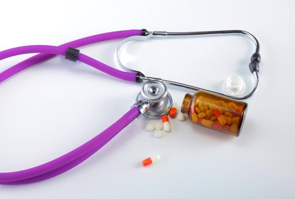 orvosi sztetoszkóppal Pills elszigetelt fehér background - Fotó, kép