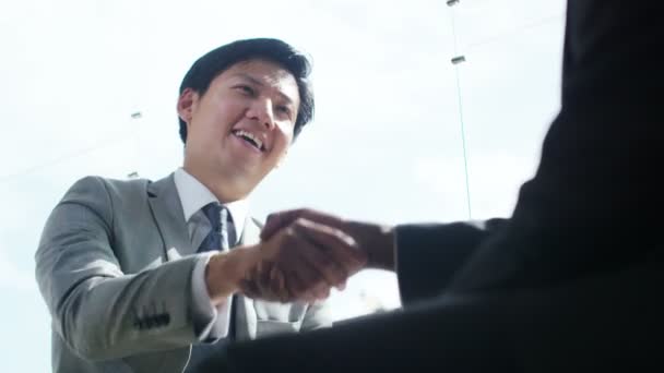 Бизнесмен пожимает руку партнеру - Кадры, видео