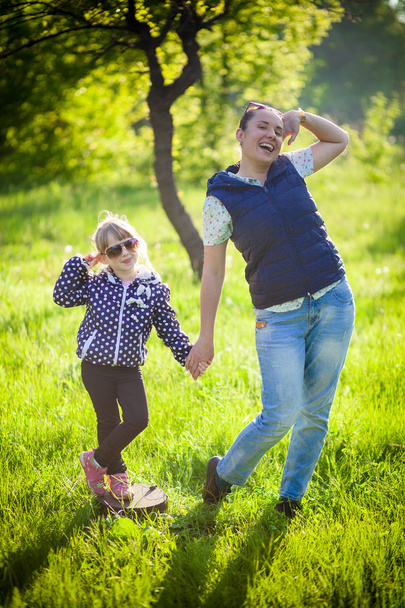 Holčička a její matka, hraje v parku - Fotografie, Obrázek