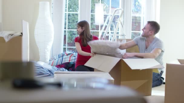 couple unpacking boxes - Materiał filmowy, wideo