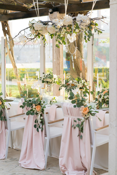 beautifully decorated table with flowers - Φωτογραφία, εικόνα