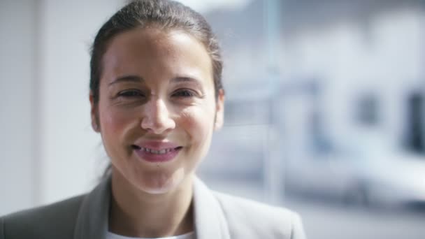 business woman smiling into camera - Metraje, vídeo