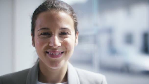  business woman smiling into camera - Video