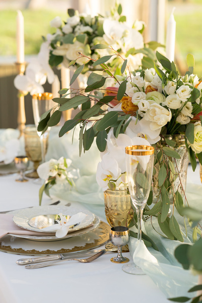 beautifully decorated table with flowers - Fotoğraf, Görsel