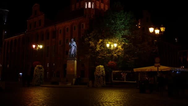 TimeLapse: Nicolaus Copernicus emlékmű a szülővárosban Torun, Lengyelország, a csillagász Nicolaus Copernicus (1473a?? 1543) a város lakosainak műemléki Bizottságában, 1853-ben emeltek. - Felvétel, videó