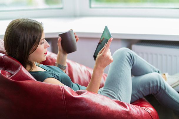 Žena čtení ebook u ní doma - Fotografie, Obrázek