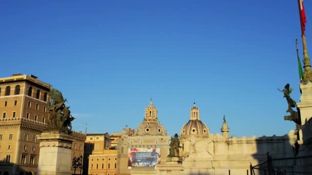 Altare della Patria, egy emlékmű, Victor Emmanuel tiszteletére épült, az egyesült Olaszország első királya, Rómában, Olaszországban található. Egy helyet foglal el a Piazza Venezia és a Capitoline Hill között.. - Felvétel, videó