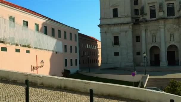 die kirche von santa engracia ist ein denkmal aus dem 17. jahrhundert in Lissabon, portugal. Im 20. Jahrhundert wurde es in ein nationales Pantheon verwandelt. alfama viertel, in der nähe des klosters sao vicente de fora. - Filmmaterial, Video