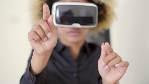 Zakenvrouw werken in virtuele werkelijkheid - Video