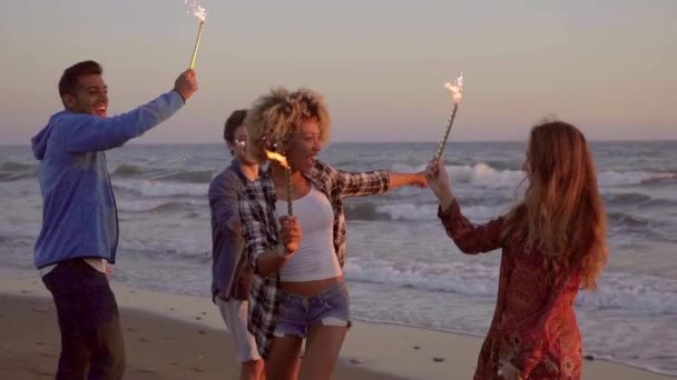 mensen met plezier met vuurwerk wonderkaarsen - Video