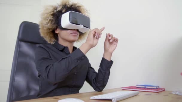 Kobieta pracuje w wirtualnej rzeczywistości - Materiał filmowy, wideo