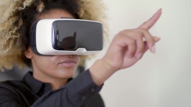 Επιχειρηματίας που εργάζεται στην εικονική πραγματικότητα - Πλάνα, βίντεο