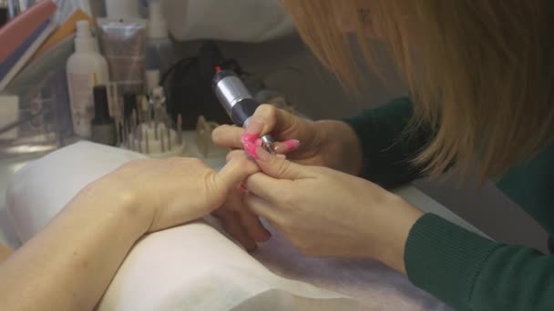 Manucure mis hors couverture des ongles de la femme dans le salon de beauté par l'appareil de polissage. Manucure matérielle
 - Séquence, vidéo