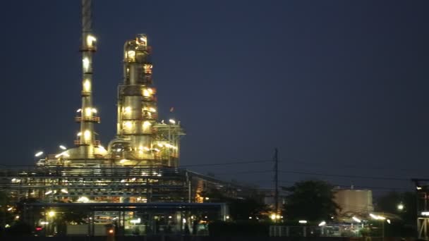 Éjszakai jelenet az olaj és a finomítói ipari üzem, folyók - Felvétel, videó