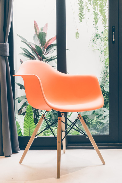 Cadeira laranja com lâmpada de luz
 - Foto, Imagem