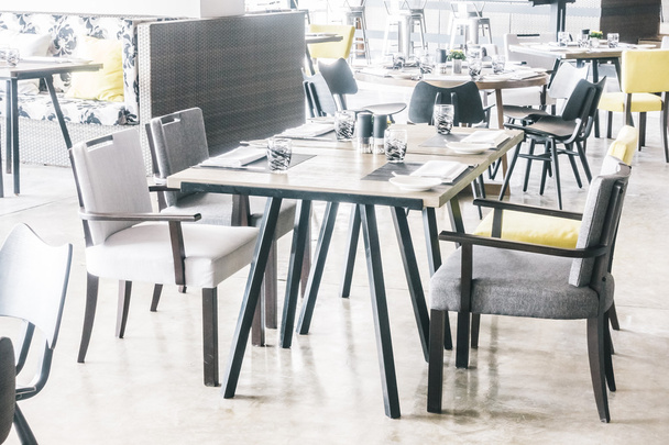 Puste krzesło i stół w restauracji - Zdjęcie, obraz