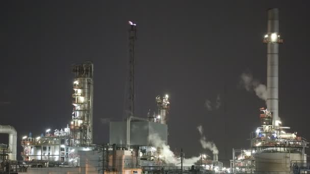 Ночная сцена на нефтеперерабатывающем заводе с реками
 - Кадры, видео