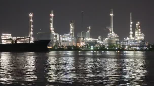 Nachtscène van olie en raffinaderij industriële fabriek met rivieren - Video