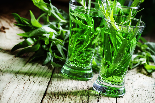Green fizzy drink with tarragon - Foto, Bild