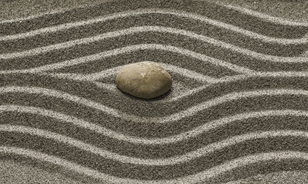 Stenen en een lijn op het zand. - Foto, afbeelding