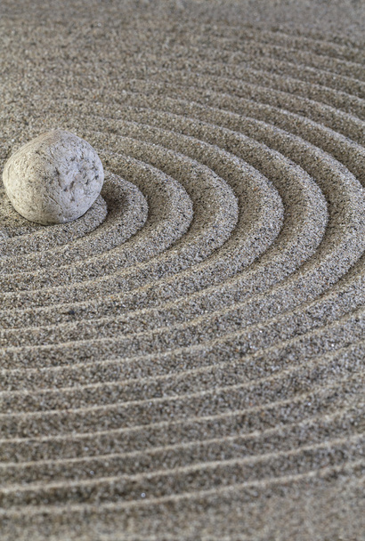 Kövek, valamint a vonal a homokban. - Fotó, kép