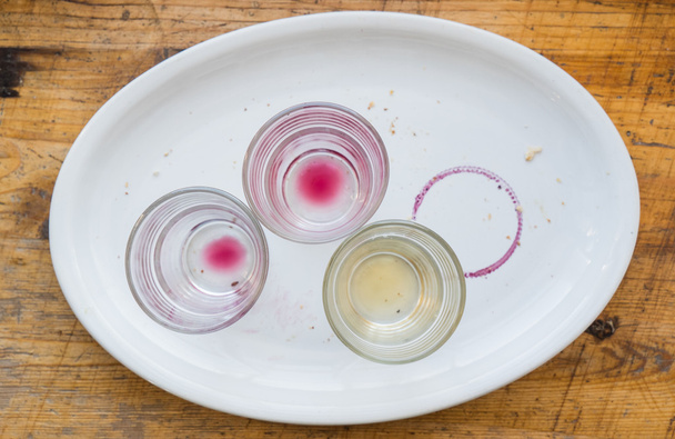empty glasses on dish - Foto, imagen