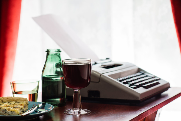 glass of wine on table - Foto, Bild