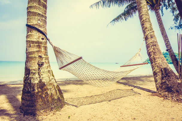 Empty hammock on beautiful tropical beach - Φωτογραφία, εικόνα