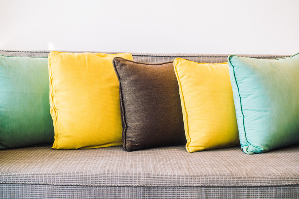 Piękne luksusowe poduszki na kanapie - Zdjęcie, obraz