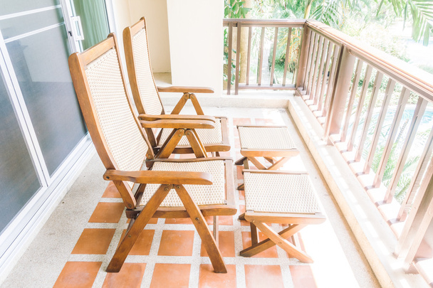 Leerer Stuhl auf Balkon - Foto, Bild