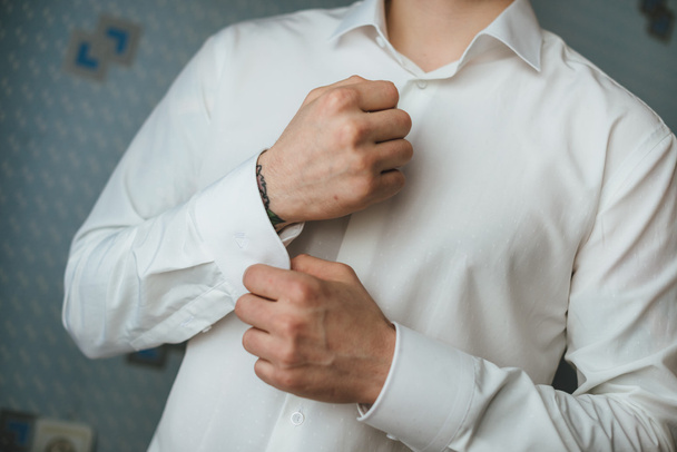 primer plano de un hombre de la mano cómo lleva camisa blanca y gemelo
 - Foto, Imagen
