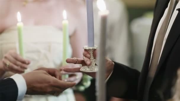 Igreja Ortodoxa Grega e Búlgara rituais tradições e costumes. O melhor homem de Koumbaro põe anéis em meio dedo de mãos de noivo e noiva - trocando alianças de casamento entre casar-se com o par. Fechar
 - Filmagem, Vídeo