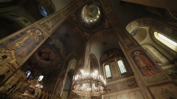 Decoración interior dentro de una iglesia ortodoxa Shipka Memorial Church en Bulgaria, Europa, con frescos e iconos y lámpara de araña que brilla. Dolly disparó
 - Imágenes, Vídeo