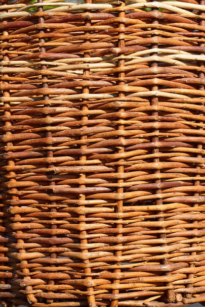 Деталь плетеной корзины с ивовыми ветками
 - Фото, изображение