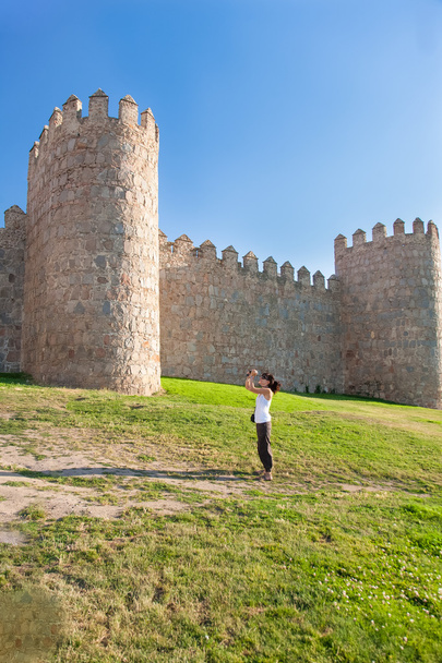 γυναίκα τουριστικά λαμβάνοντας μια εικόνα του μεσαιωνικού τείχους Avila - Φωτογραφία, εικόνα