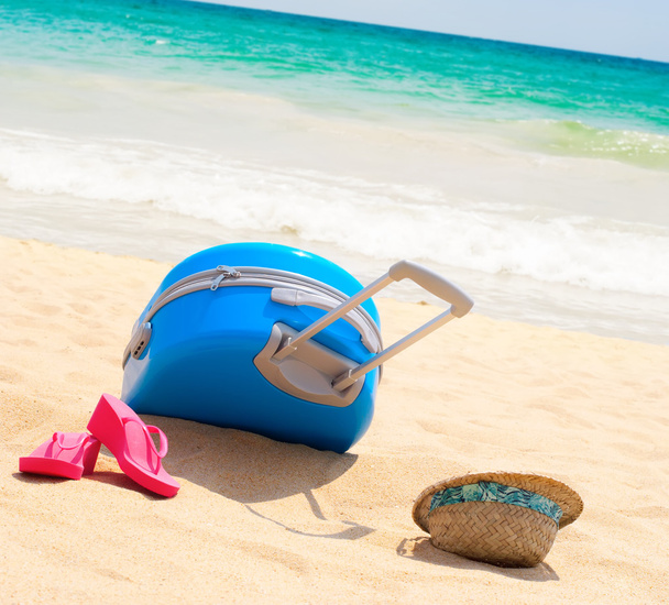 Holiday tartozékok bőrönd kalap papucs Beach Sea - Fotó, kép