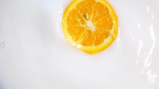 Half oranje wervelende melk - Video