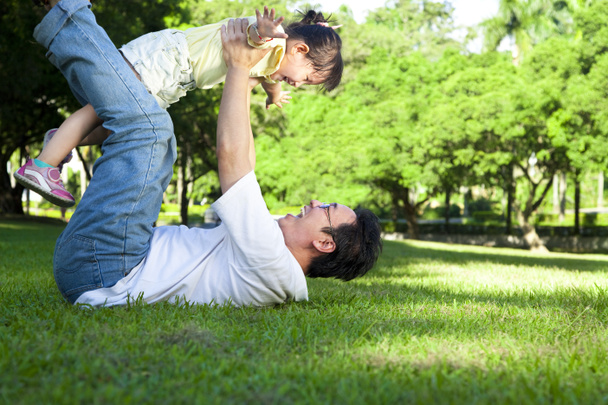 Feliz padre y niña en la hierba
 - Foto, imagen