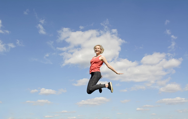 Ευτυχισμένη γυναίκα που πηδάει - Φωτογραφία, εικόνα