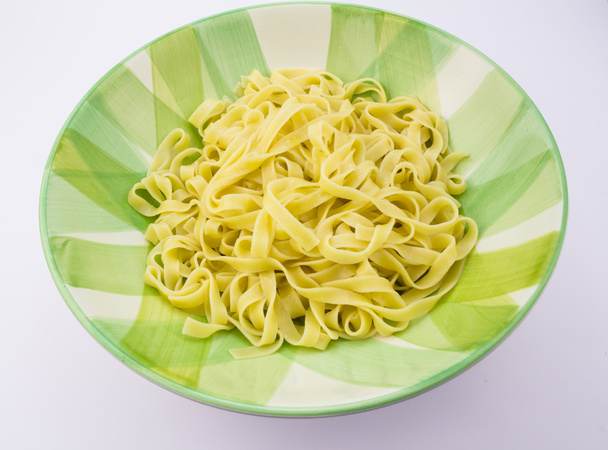 Тарілка з макаронними виробами ізольована на білому
 - Фото, зображення