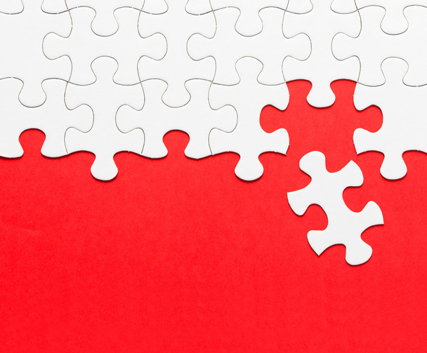 puzzle bianco su sfondo rosso
 - Foto, immagini
