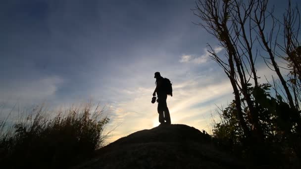 Фотограф стоит на горе
 - Кадры, видео