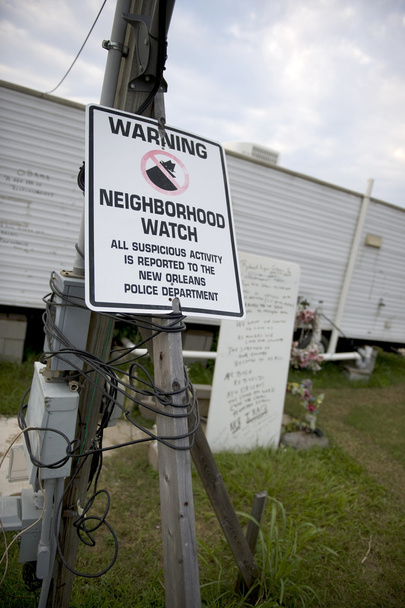 Varoitusmerkki pihalla hurrikaani Katrinan jälkeen, New Orleans, Louisiana
 - Valokuva, kuva