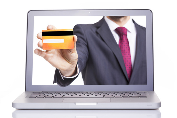 Ділова людина тримає кредитну картку через ноутбук
 - Фото, зображення