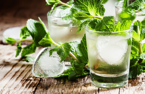 Alcoholic cocktail, mint tea with rum - Valokuva, kuva